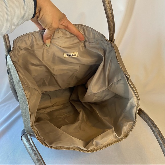 Neiman Marcus - L/G Metallic Faux Leather Shopping Tote - Picture 7 of 8